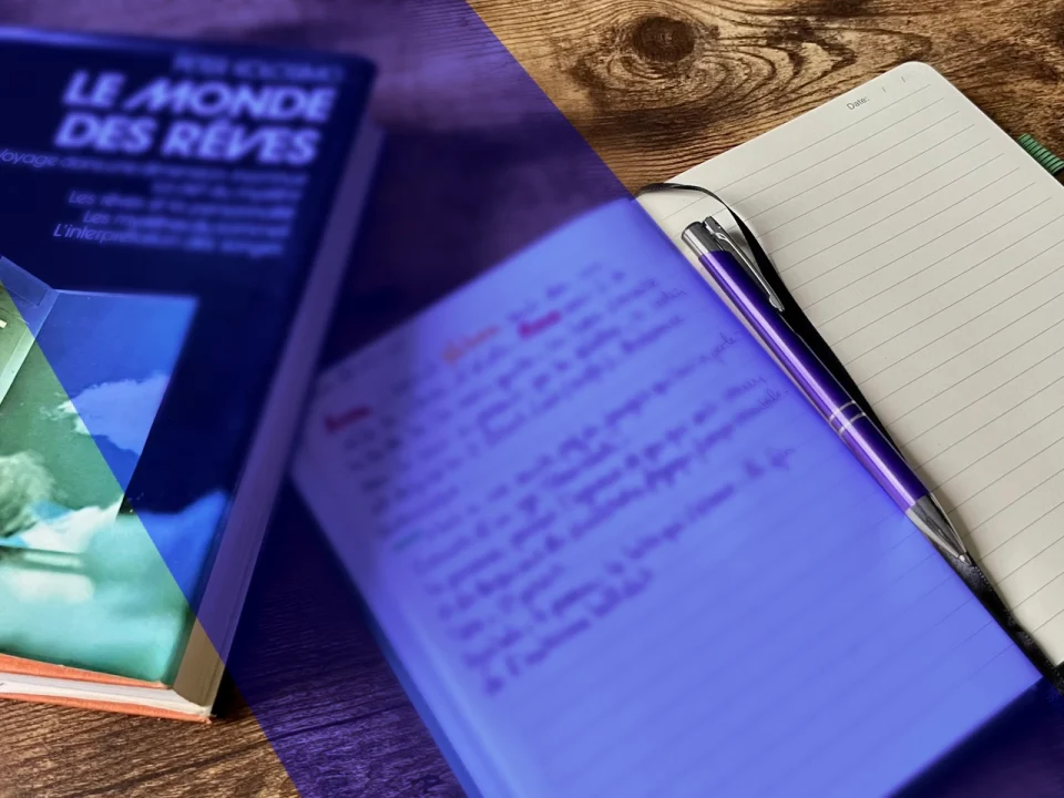 Carnet montrant un journal de rêve avec un livre pour analyser ses rêves