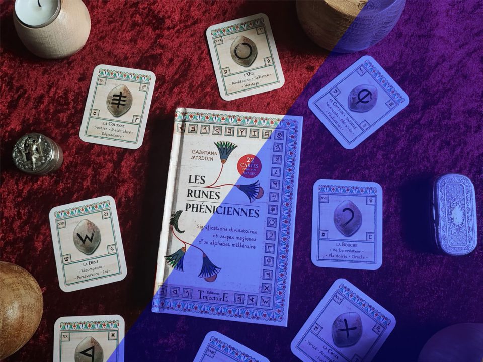 Etalement de cartes présentant les runes phéniciennes