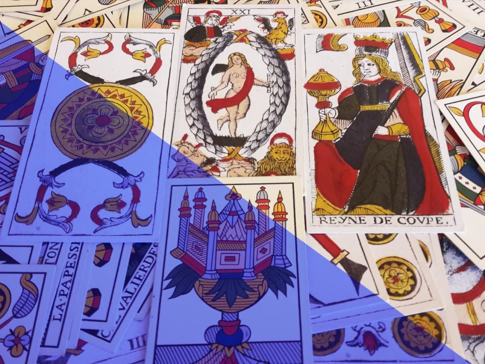 Des cartes de tarots anciens