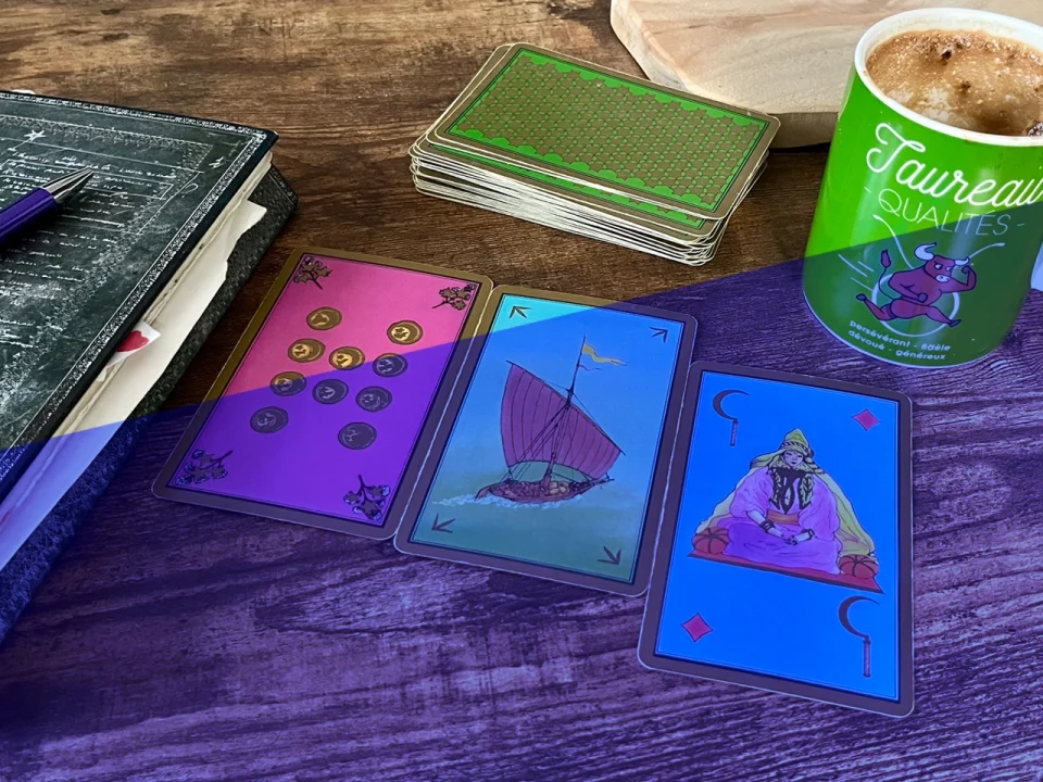 Tirage de carte quotidien avec tasse de café et carnet de suivi