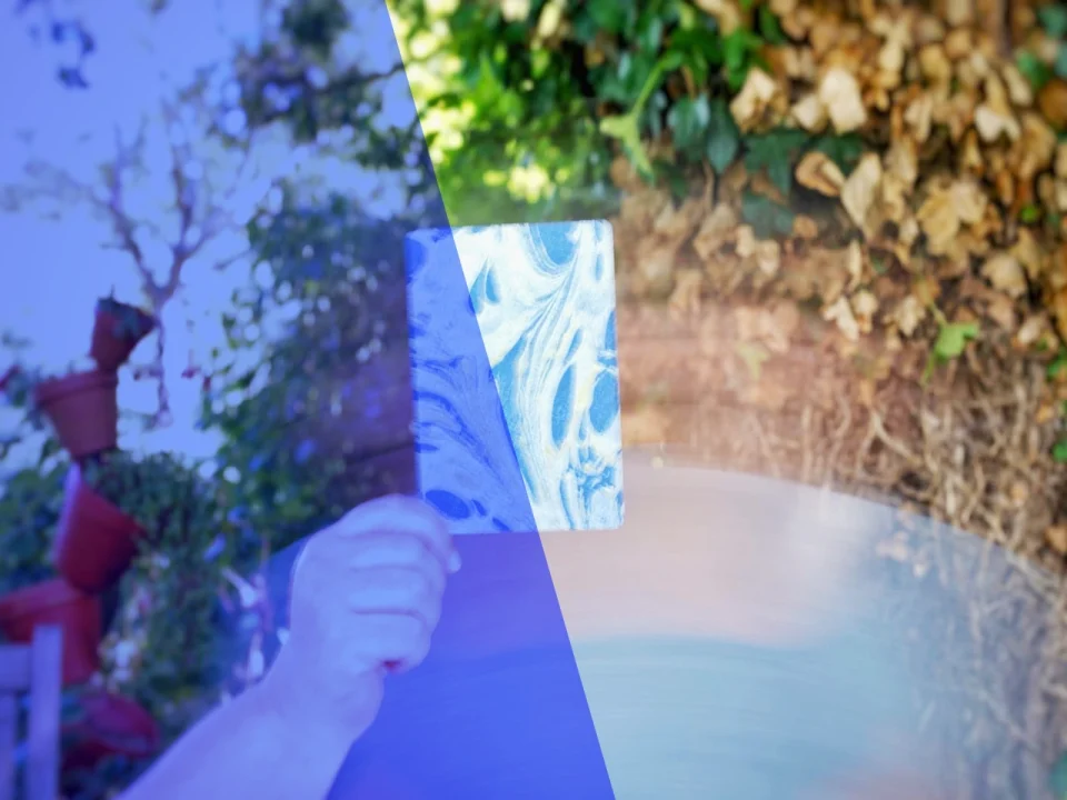 personne brandissant une carte pour imposer son interprétation