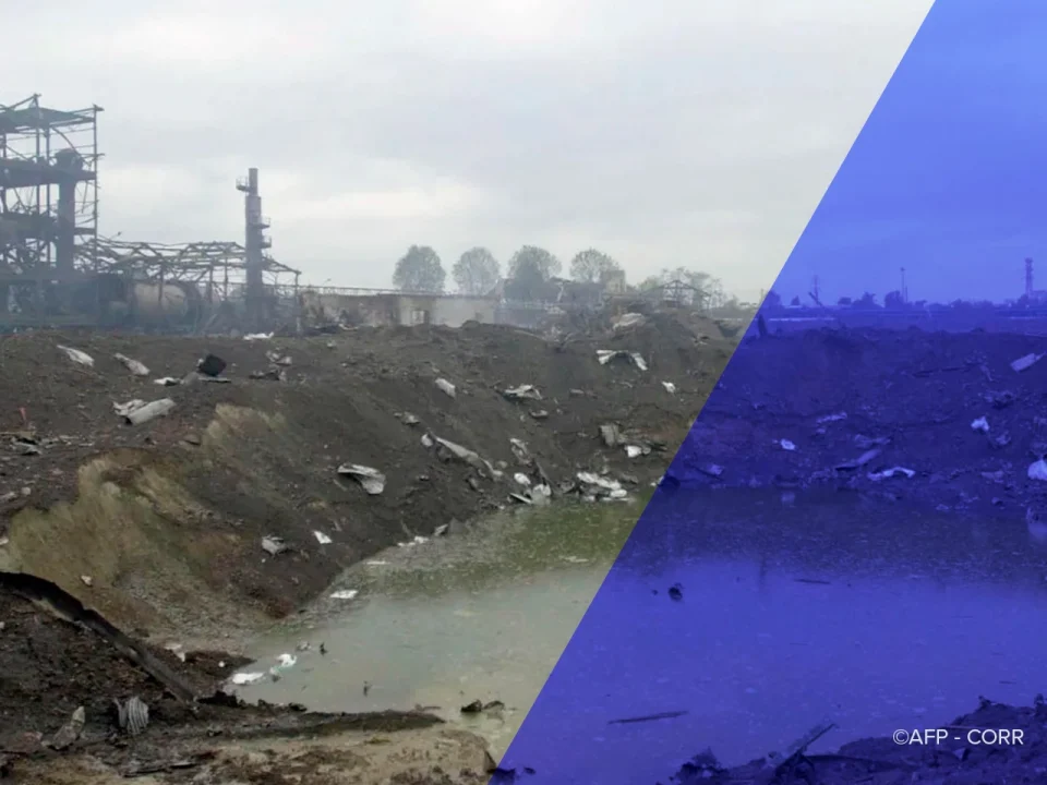 Vue prise au sud de Toulouse du cratère formé suite à l'explosion survenue 2 jours plus tôt d'un hangar de stockage à l'intérieur de l'usine AZF en 2001 ©AFP - CORR
