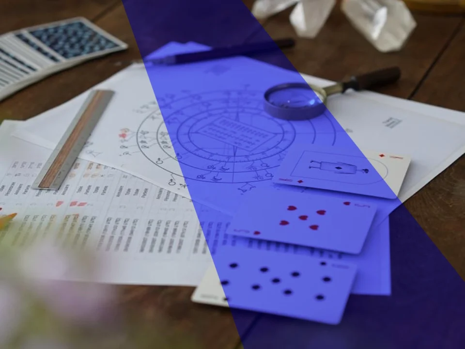 Thème astral et cartes à jouer pour combiner l'astrologie et la cartomancie