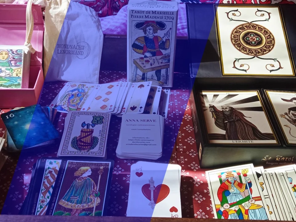 Différents jeux de cartes (tarots, oracles, cartes à jouer...)