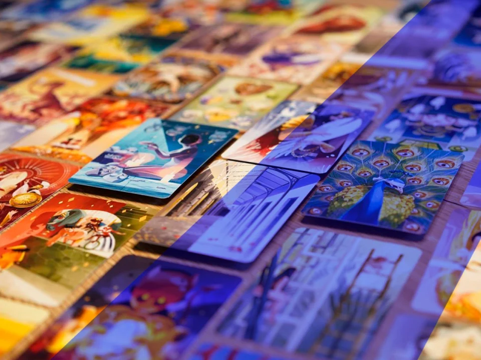 Photo mettant en avant les cartes du jeu Dixit