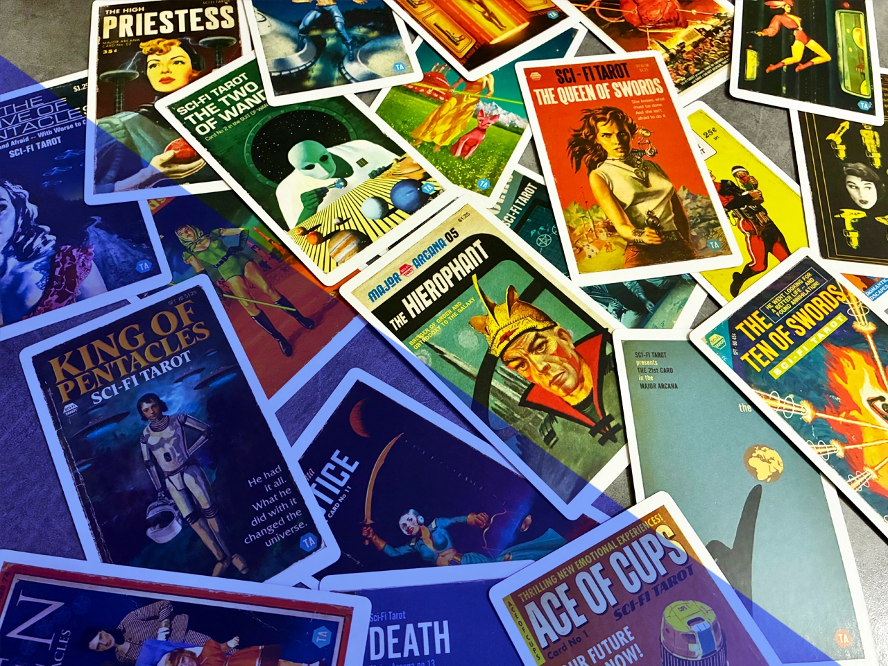 Photo mettant en avant les cartes du Sci-Fy Tarot