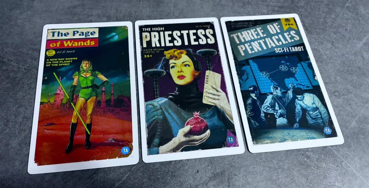 3 cartes du Sci-Fi Tarot (Valet de Bâton + Grande Prêtresse + 3 de Deniers