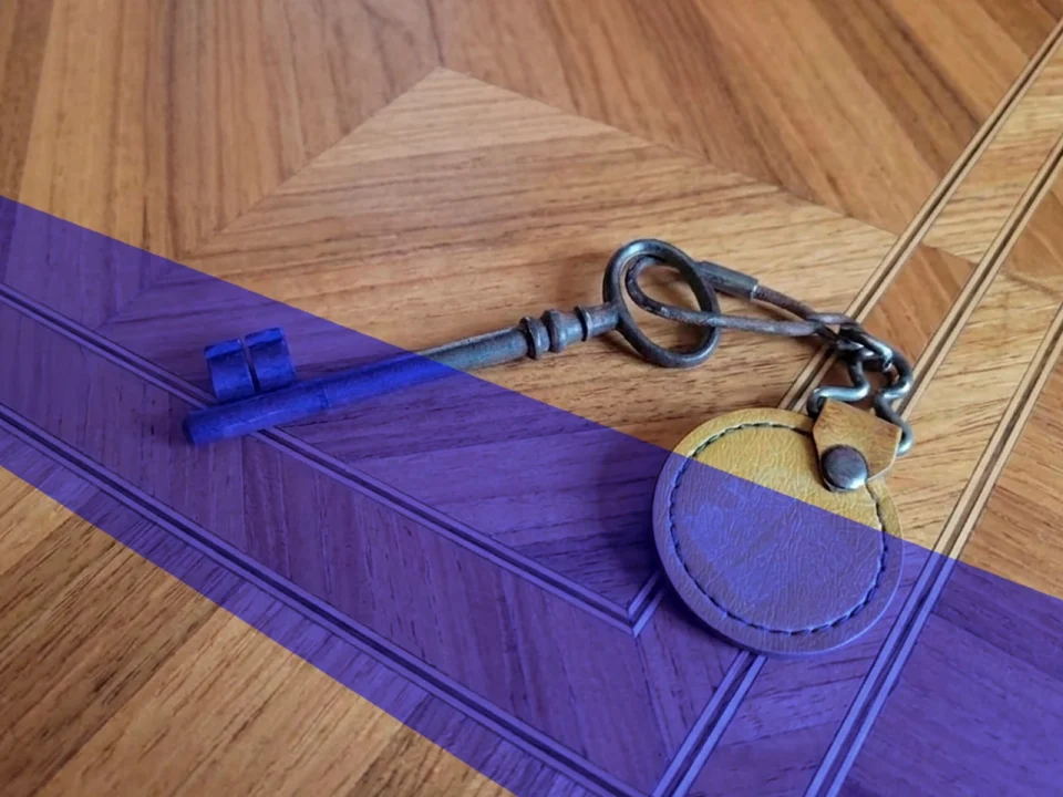 Photo de clés ancienne sur une table en bois marquetée