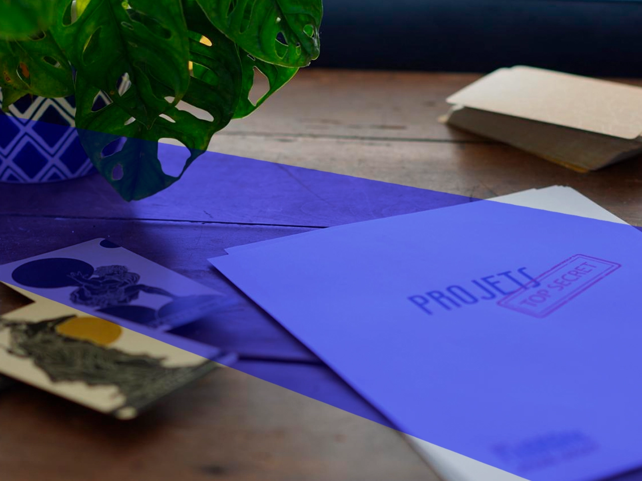 photo de cartes et d'une pochette avec écrit projets top secret En Filigrane