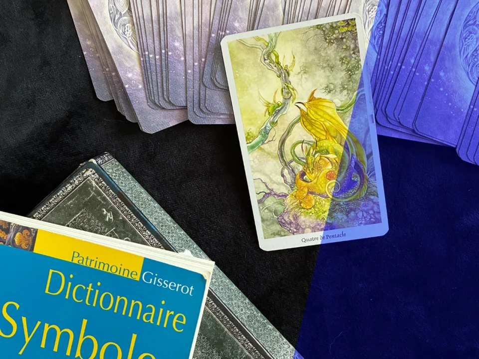 Carte du 4 de pentacle représenant un dragon gardant son trésor tel une vouivre