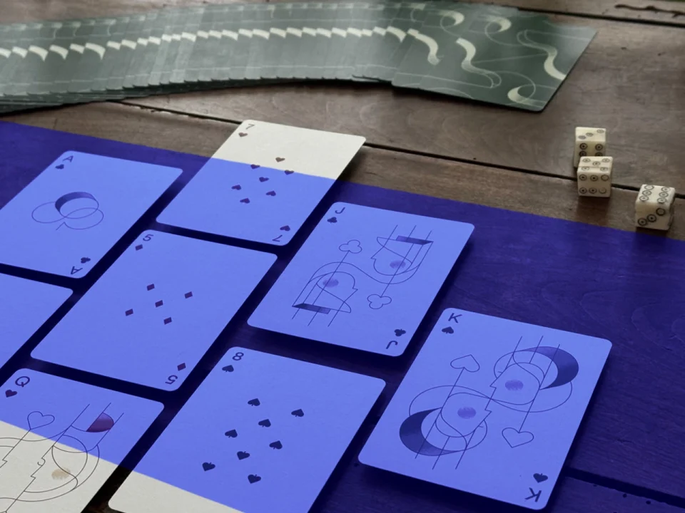 Cartes à jouer d'un jeu de 52 cartes avec des dés étalées sur une table pour faire de la voyance